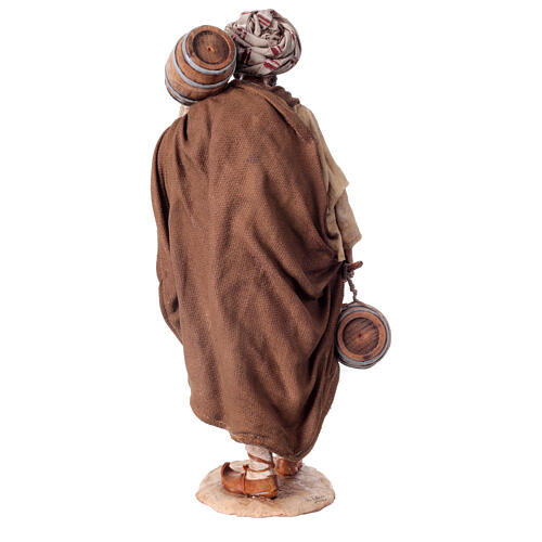 Uomo con botti in mano 30 cm terracotta Angela Tripi 6