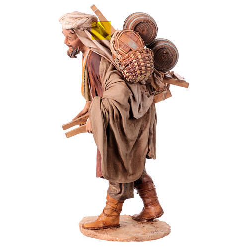 Mężczyzna z beczkami na plecach, 30 cm, Angela Tripi, terakota 5
