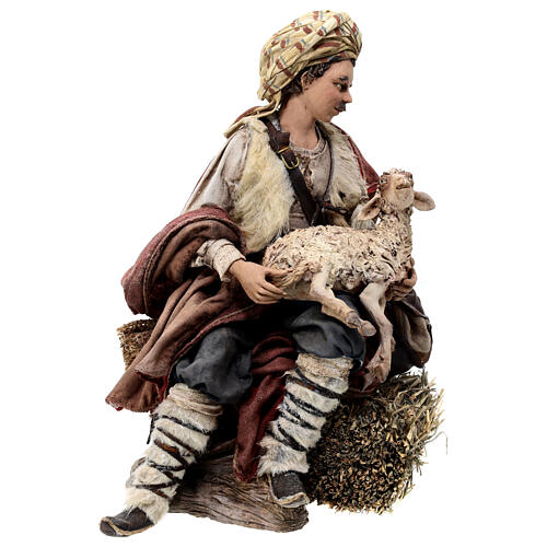 Pastor sentado com ovelha para presépio de Angela Tripi com figuras de 30 cm 5