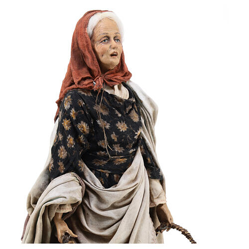 Ältere Frau mit Körben Angela Tripi Terrakotta, 30 cm 2
