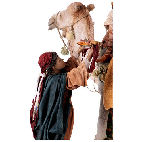 Camelo com pastor e mulher oferecendo comida 30 cm Angela Tripi terracota 14