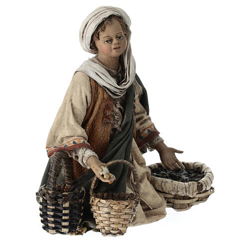 Junger Mann, kniend mit Getreidekörben, für 13 cm Krippe von Angela Tripi, Terrakotta 4