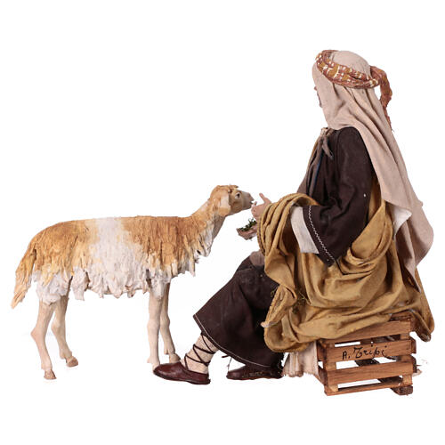 Hirte, sitzend mit Schaf, für 30 cm Krippe von Angela Tripi, Terrakotta 7