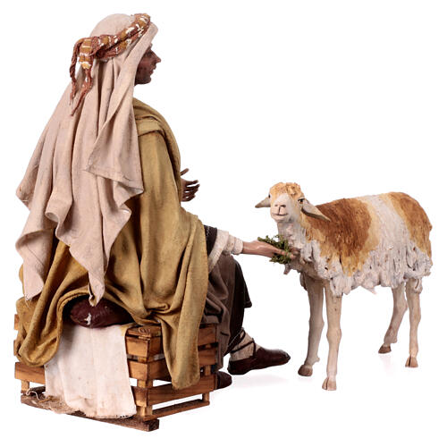 Pastor sentado com ovelha para presépio Angela Tripi de 30 cm 9