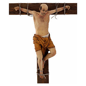 Gekreuzigter Schächer mit Bart – Terrakottafigur auf Holzkreuz für eine 30 cm Figuren-Serie von Angela Tripi