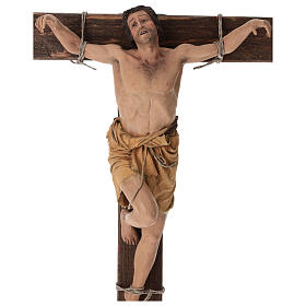 Gekreuzigter Schächer – Terrakottafigur auf Holzkreuz für eine 30 cm Figuren-Serie von Angela Tripi