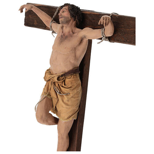 Gekreuzigter Schächer – Terrakottafigur auf Holzkreuz für eine 30 cm Figuren-Serie von Angela Tripi 5