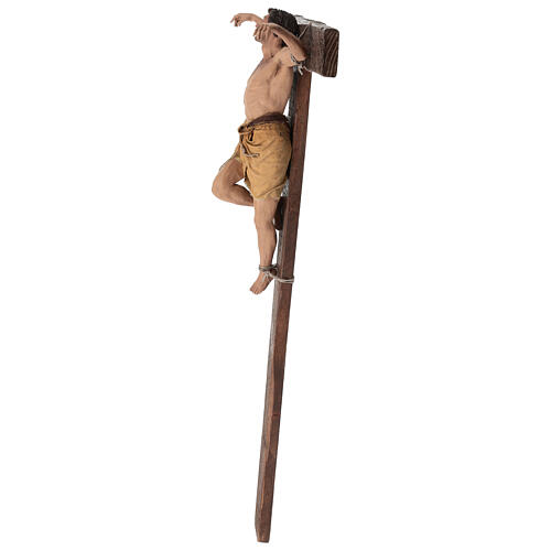 Gekreuzigter Schächer – Terrakottafigur auf Holzkreuz für eine 30 cm Figuren-Serie von Angela Tripi 6