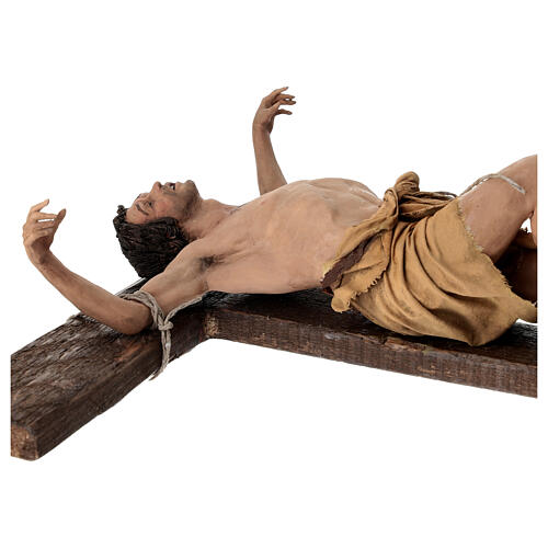 Gekreuzigter Schächer – Terrakottafigur auf Holzkreuz für eine 30 cm Figuren-Serie von Angela Tripi 7