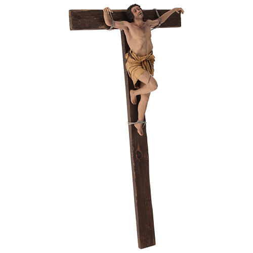 Gekreuzigter Schächer – Terrakottafigur auf Holzkreuz für eine 30 cm Figuren-Serie von Angela Tripi 8