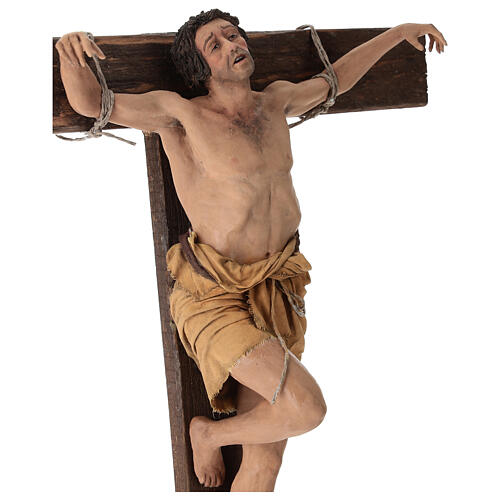 Gekreuzigter Schächer – Terrakottafigur auf Holzkreuz für eine 30 cm Figuren-Serie von Angela Tripi 9