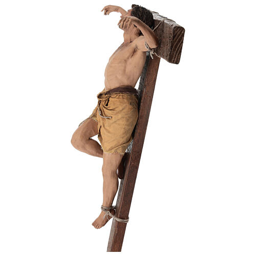 Gekreuzigter Schächer – Terrakottafigur auf Holzkreuz für eine 30 cm Figuren-Serie von Angela Tripi 14