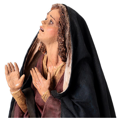 Kniende Maria am Fuß des Kreuzes – Terrakottafigur für eine 30 cm Figuren-Serie von Angela Tripi 4