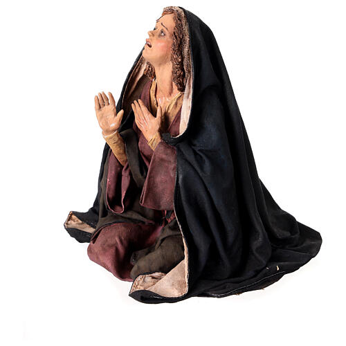 Mary kneeling by the cross, terracotta, Angela Tripi's Nativity Scene of 30 cm 3