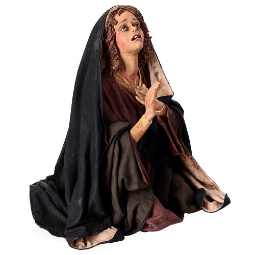 Mary kneeling by the cross, terracotta, Angela Tripi's Nativity Scene of 30 cm 5