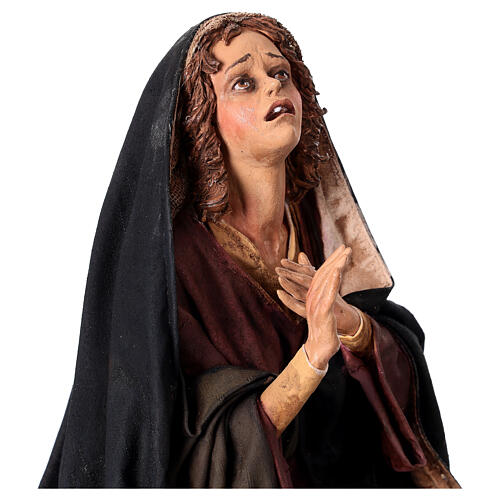 Mary kneeling by the cross, terracotta, Angela Tripi's Nativity Scene of 30 cm 6