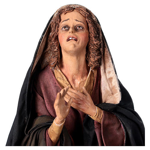 Virgen de rodillas al pie de la cruz terracota 30 cm Angela Tripi 2