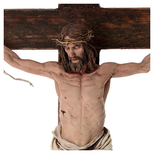 Gekreuzigter Christus – Kruzifix 70 × 33 cm aus Terrakotta von Angela Tripi 11