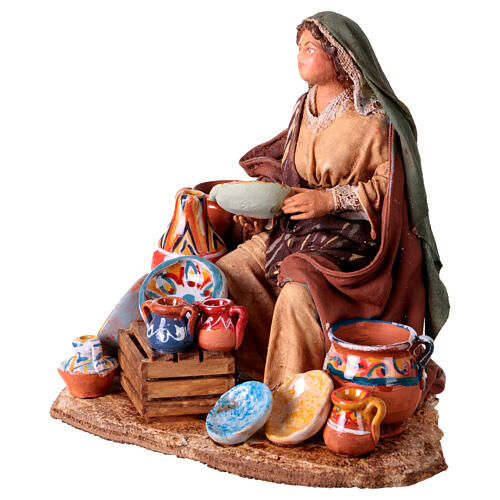 Töpferwarenverkäuferin – Terrakottafigur für eine 10 cm Figuren-Serie von Angela Tripi 4