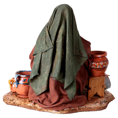 Töpferwarenverkäuferin – Terrakottafigur für eine 10 cm Figuren-Serie von Angela Tripi 5