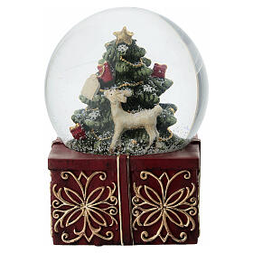 Schneekugel aus Glas mit geschmücktem Weihnachtsbaum und Rehkitz – 11 cm