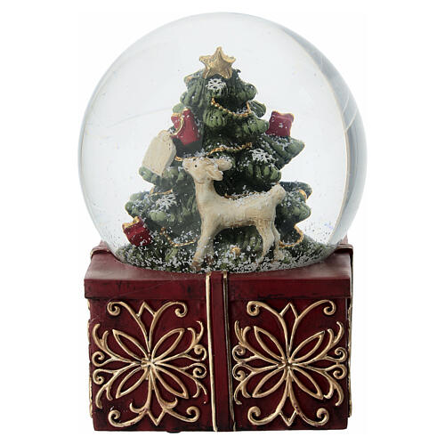 Schneekugel aus Glas mit geschmücktem Weihnachtsbaum und Rehkitz – 11 cm 1