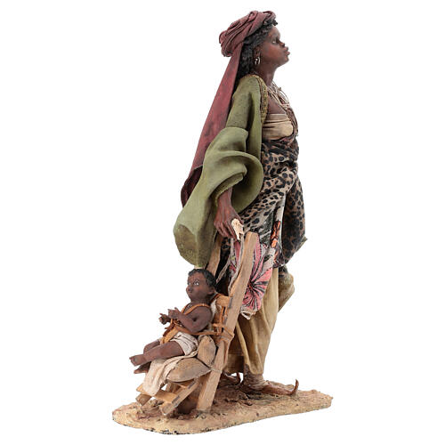 Mujer morena con bebé en carrito 30 cm Angela Tripi 3