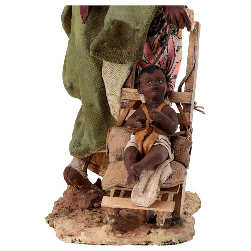 Mujer morena con bebé en carrito 30 cm Angela Tripi 4