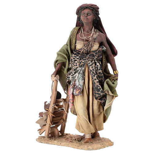 Mujer morena con bebé en carrito 30 cm Angela Tripi 5