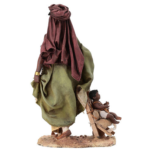Mujer morena con bebé en carrito 30 cm Angela Tripi 9