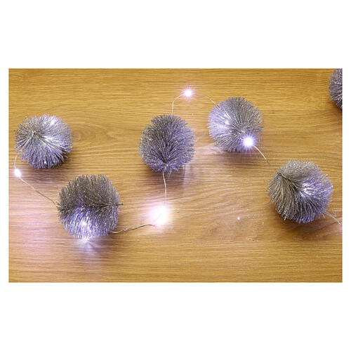 Guirlande lumineuse sphères 20 nano-LEDs blanc froid et aguilles argent pailletées 5