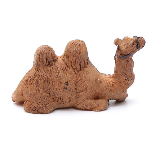 Wielbłąd leżący z żywicy do szopki 8 cm 2