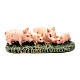 Świnie z żywicy na trawie do szopki 6 cm s1