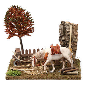 Pferd in Landschaft mit Lattenzaun Baum und Sichel 15x20x20 cm für 10 cm Krippe