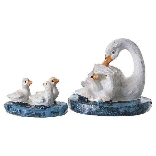 Famiglia di cigni bianchi con piccoli nello stagno per presepe 8-10 cm 1