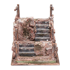 Escada com guarda-corpo em miniatura para presépio com figuras altura média 10 cm; medidas: 15x15x19 cm