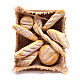Cesto con diferentes formas de pan belén napolitano hecho con bricolaje s1