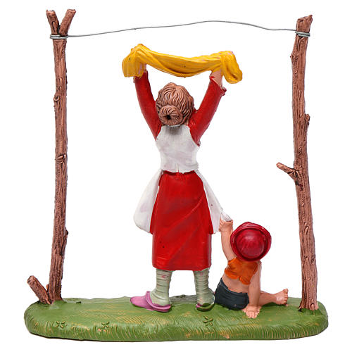 Femme qui met sécher le linge 10 cm Fontanini 4