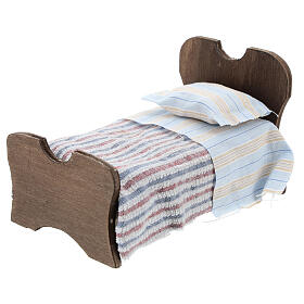 Łóżko drewniane, prześcieradło i koc z tkanin, szopka 10 cm