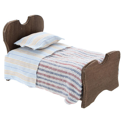 Łóżko drewniane, prześcieradło i koc z tkanin, szopka 10 cm 3
