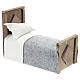 Bett aus Holz mit Laken und Überwurf aus Stoff für 15 cm Krippe s3