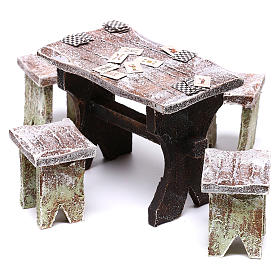 Tavolo con carte e 4 sgabelli di 5x5x5 cm per presepe di 12 cm 