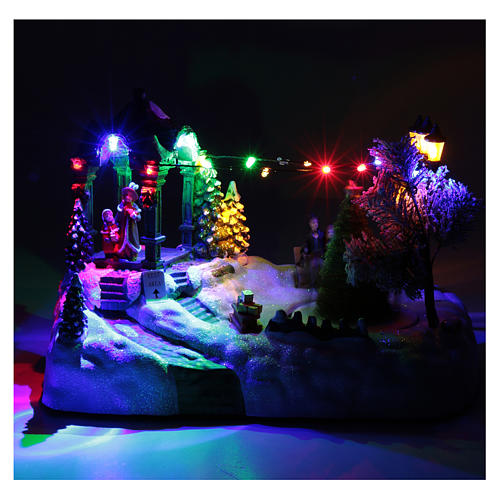 Miasteczko z poruszająca się choinką oświetleniem led melodyjką bożonarodzeniową 20x25x15 cm 4