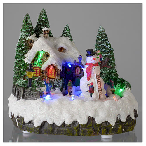 Paisaje navideño iluminado con muñeco de nieve en movimiento 20x20x15 cm 2