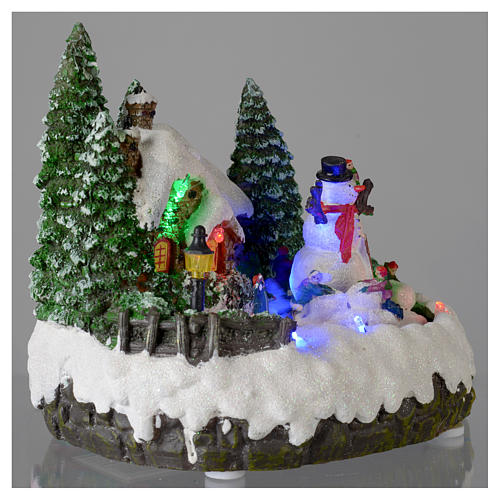 Paisaje navideño iluminado con muñeco de nieve en movimiento 20x20x15 cm 4