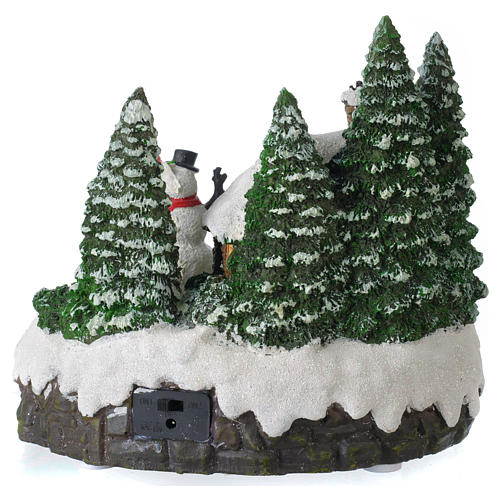 Paisaje navideño iluminado con muñeco de nieve en movimiento 20x20x15 cm 5