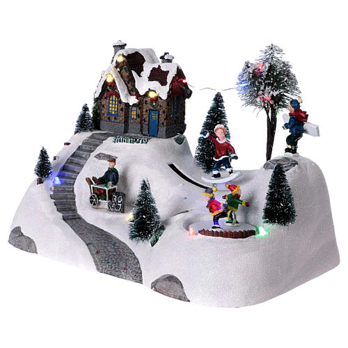 Scenka bożonarodzeniowa z melodyjką ruchomym torem skejta i lodowiskiem 20x30x15 cm 3