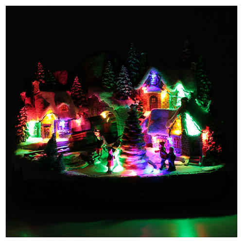Bożonarodzeniowe miasteczko podświetlane z melodią ruchomą choinką i pociągiem 19x31x20 cm 4