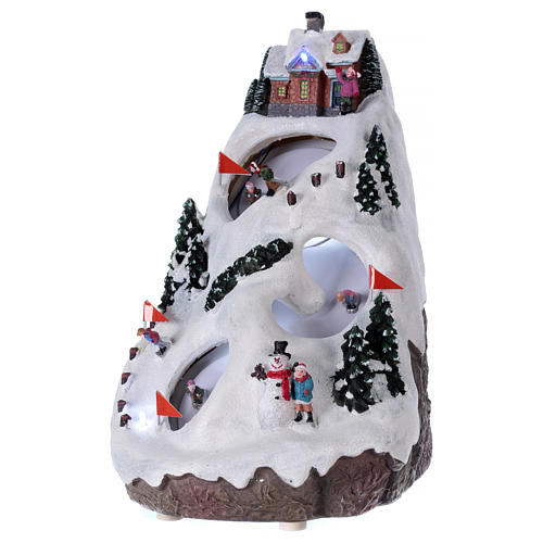 Bożonarodzeniowe miasteczko podświetlane z melodią ruchomymi narciarzami 28x19x23 cm 3
