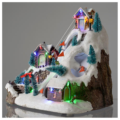 Bożonarodzeniowe miasteczko podświetlane z melodią ruchem na torze narciarskim i jeziorze 29x21x22 cm 4